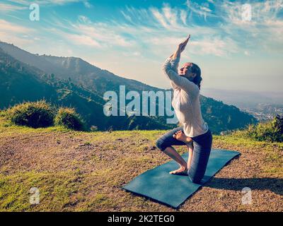 Junge Frau tut Ashtanga Vinyasa fortgeschrittene Yoga asana Stockfoto