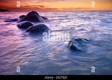 Felsige ostseeküste am Abend Stockfoto