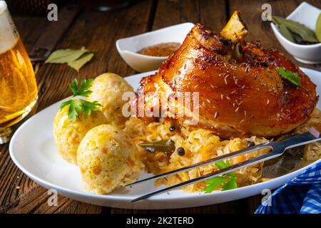 Schweinshaxe mit Sauerkraut und süßem Senf Stockfoto