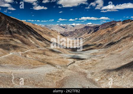 Ansicht des Karakorum und Straße im Tal im Himalaya Stockfoto