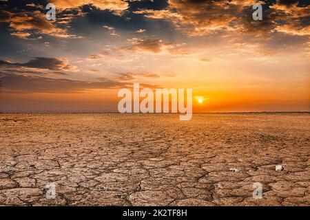 Rissige Erde Boden Sonnenuntergang Landschaft Stockfoto