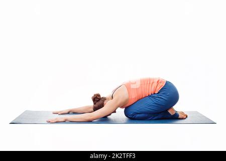 Frau tut Ashtanga Vinyasa Yoga Entspannung Asana Balasana chil Stockfoto