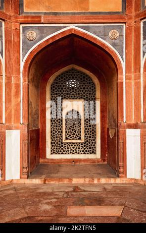 Bogen Sie mit geschnitzten Marmor Fenster. Humayun Mausoleum, Delhi Stockfoto