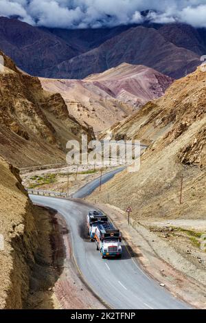 Indische LKW-LKW auf der Autobahn im Himalaya. Ladakh, Indien Stockfoto