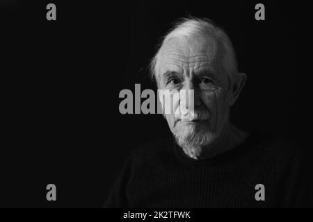 Unauffälliges Schwarz-Weiß-Porträt eines alten Mannes Stockfoto