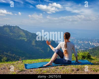 Frau tut Hatha Yoga Asana im freien Stockfoto