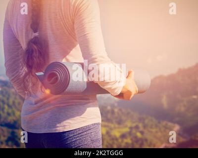 Frau stehend mit yoga Stockfoto