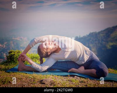 Sportlich Fit Mädchen tun Hatha Yoga asana Stockfoto