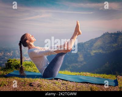 Frau tut Ashtanga Vinyasa Yoga Asana Navasana - Boot pose Stockfoto