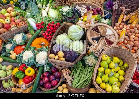 Große Auswahl an Obst und Gemüse zum Verkauf auf einem Markt Stockfoto