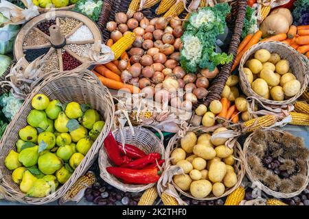 Verschiedene Arten von Obst und Gemüse zum Verkauf auf dem Markt Stockfoto