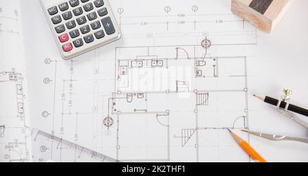 Draufsicht auf das Bauplan-Papier mit Reparaturwerkzeugen auf dem Schreibtisch im Architekturbüro Stockfoto