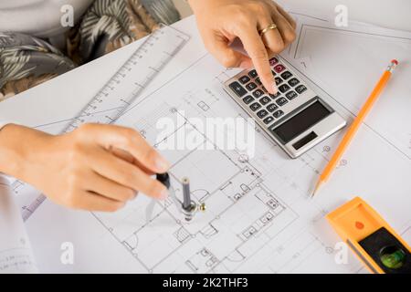 Architektenzeichnung mit Trennkompass auf Bauplan-Papier Stockfoto