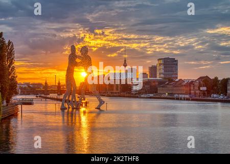 Die Spree in Berlin mit dem berühmten Fernsehturm in der Ferne kurz vor Sonnenuntergang Stockfoto