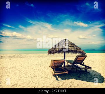 Zwei Liegestühle unter Zelt am Strand Stockfoto