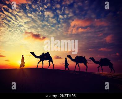 Zwei Kameltreiber mit Kamelen in den Dünen von Thar Deser Stockfoto