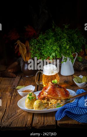 Schweinshaxe mit Sauerkraut und süßem Senf Stockfoto