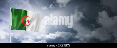 Algerische Flagge auf einem bewölkten Himmel Stockfoto