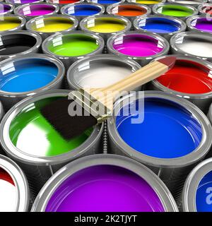 Mehrere offene Farbdosen mit einem Pinsel. Stockfoto