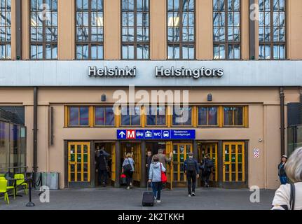 Helsinki, Finnland - 3. September 2019: Passanten betreten den Helsinki Central Station (Finnisch: Helsingin paarautatieasema) (HEC) und den Central Ra Stockfoto