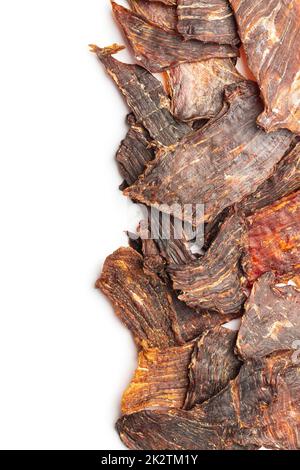 Rinderfleisch. Getrocknetes Fleisch, isoliert auf weißem Hintergrund. Stockfoto