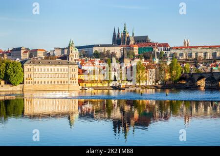 Blick auf Mala Strana und die Prager Burg über der Moldau Stockfoto