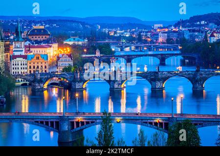 Panoramablick auf Prag Brücken über Vltava (Moldau) Stockfoto