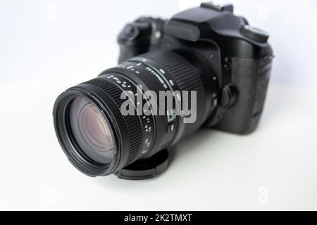 Professionelle dslr-Kameraausrüstung mit 70-300-mm-Tele-Zoomobjektiv mit Weitwinkelobjektiv in Makro-Nahaufnahme zeigt Details der Fotoausrüstung für Studioaufnahmen und Porträtaufnahmen von Wildtieren an Stockfoto