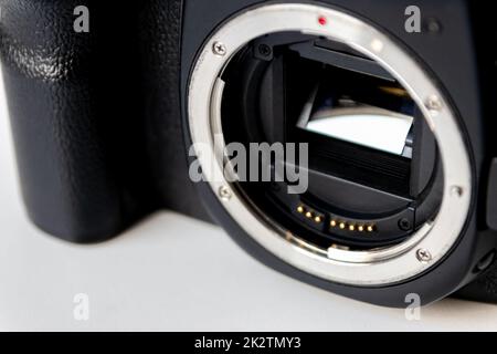 Professionelle dslr-Kameraausrüstung mit 70-300-mm-Tele-Zoomobjektiv mit Weitwinkelobjektiv in Makro-Nahaufnahme zeigt Details der Fotoausrüstung für Studioaufnahmen und Porträtaufnahmen von Wildtieren an Stockfoto