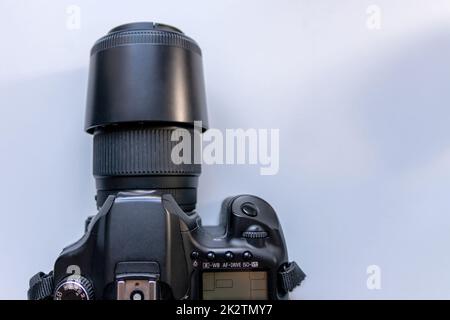 Professionelle dslr-Kameraausrüstung mit 70-300-mm-Tele-Zoomobjektiv mit Weitwinkelobjektiv in Makro-Nahaufnahme zeigt Details der Fotoausrüstung für Studioaufnahmen und Porträtaufnahmen von Wildtieren an Stockfoto