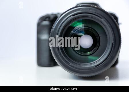 Professionelle dslr-Kameraausrüstung mit 70-300-mm-Tele-Zoomobjektiv mit Weitwinkelobjektiv in Makro-Nahaufnahme zeigt Details der Fotoausrüstung für Studioaufnahmen und Porträtaufnahmen von Wildtieren an Stockfoto