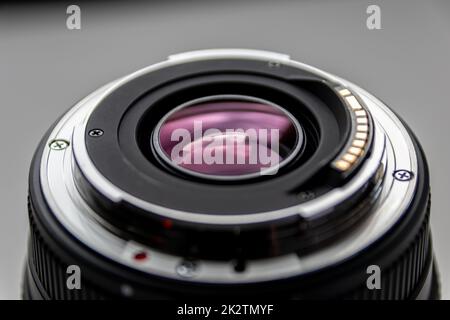 Rückseite eines objektivs einer dslr-Kamera für professionelle Fotografie mit Details der Kamerahalterung in Makroansicht und wunderschönen Objektivdetails für optische Präzision bei Porträtaufnahmen Stockfoto