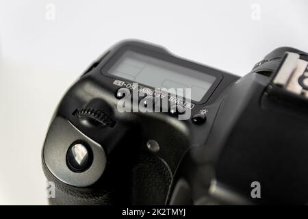 Professionelle dslr-Kameraausrüstung mit 70-300-mm-Tele-Zoomobjektiv mit Weitwinkelobjektiv in Makro-Nahaufnahme zeigt Details der Fotoausrüstung für Studioaufnahmen und Porträtaufnahmen von Wildtieren an Stockfoto