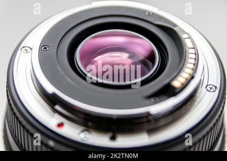 Rückseite eines objektivs einer dslr-Kamera für professionelle Fotografie mit Details der Kamerahalterung in Makroansicht und wunderschönen Objektivdetails für optische Präzision bei Porträtaufnahmen Stockfoto