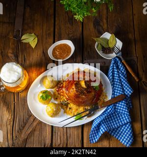 Schweinshaxe mit Sauerkraut und süßem Senf Stockfoto