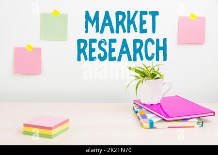 Schreiben mit Text Market Research. Ein Wort, das geschrieben wurde, um Informationen über Verbraucher zu sammeln, Ordnung Arbeitsbereich einrichten, Schreibtischwerkzeuge Ausrüstung, intelligentes Büro Stockfoto