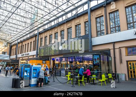 Helsinki, Finnland - 3. September 2019: Haupthalle und Online-an- und -Abfahrtstafel des Helsinki Central Station (Finnisch: Helsingin paraautatiease Stockfoto