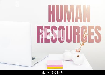 Text wird in Oracle Human Resources angezeigt. Ein Wort für das Zeigen, wer die Belegschaft einer Organisation bildet, Tidy Workspace Setup, Writing Desk Tools Equipment, Smart Office Stockfoto