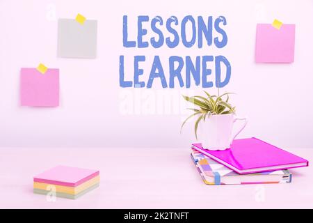 Inspiration mit Zeichen Lektionen Gelernte Lektionen. Unternehmensübersicht fördern Sie den Austausch und die Nutzung von Wissen, das aus Erfahrung Tidy Workspace Setup, Schreiben von Schreibtischwerkzeugen Equipment, Smart Office abgeleitet wurde Stockfoto