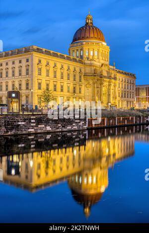 Das wunderschön rekonstruierte Stadtpalais in Berlin spiegelt sich in einem kleinen Kanal wider Stockfoto