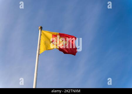 Flagge und Wappen der Stadt Klaipeda vor dem Hintergrund des blauen Himmels Stockfoto