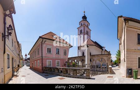 Treppe Pleänik, Brunnen und Bögen, St. Mary von der Rosenkirche und das Rosa Haus Stockfoto