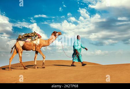 Karawanenführer Kamel-Treiber mit Kamelen in Rajasthan, Indien Stockfoto