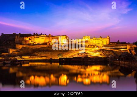 Amer Fort bei Nacht in der Dämmerung. Jaipur, Rajastan Stockfoto