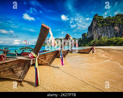 Longtailboote am Strand, Thailand Stockfoto