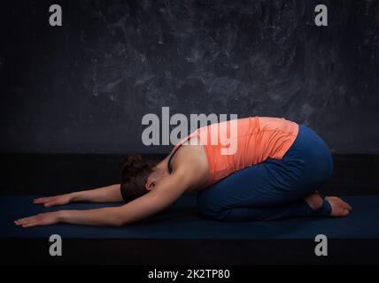 Schön sportlich fit Yogi Mädchen Praktiken Yoga Asana balasana Stockfoto