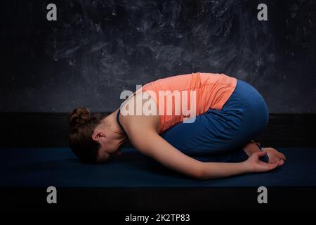 Schön sportlich fit Yogi Mädchen Praktiken Yoga Asana balasana Stockfoto