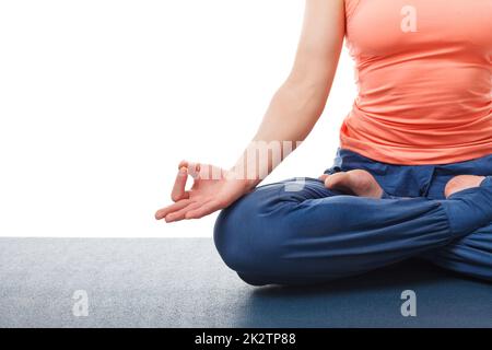 Nahaufnahme von Frau im Yoga Asana Padmasana Lotus darstellen Stockfoto