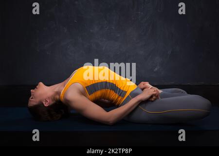 Schön sportlich fit Yogi Mädchen Praktiken Yoga Asana Matsyasana Stockfoto