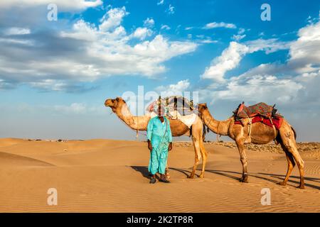 Karawanenführer Kamel-Treiber mit Kamelen in Rajasthan, Indien Stockfoto